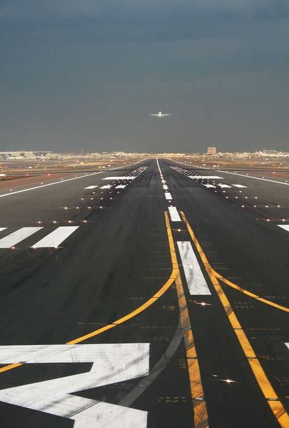 Reserva Online Aeropuerto - Avión despegando